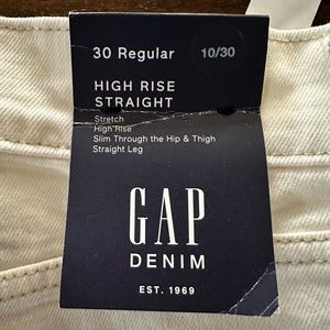 Brand New GAP High Rise Straight white jean. Never been worn!